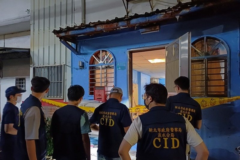 新北淡水一間裝潢公司陳姓老闆，疑因工程款與前員工李男爆發糾紛，涉嫌替兒子頂罪殺人罪，警方封鎖現場蒐證。記者曾伯愷／翻攝