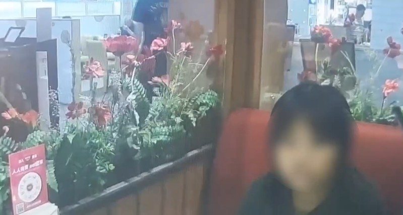 洪女在高雄、台南等地出沒，每次點上數千元餐點，最終雙手一攤喊沒錢，和許多業者受到損失。記者張議晨／翻攝