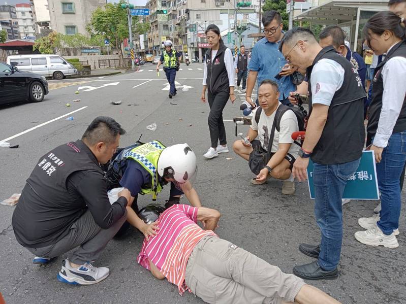 基隆市崇法街、東信路和東明路三叉路口,今早發生兩輛機車碰撞事故。黃男骨折送醫,藍姓老翁短暫昏迷後甦醒送醫,事故原因由警方調查。記者邱瑞杰/攝影 基隆市崇法街、東信路和東明路三叉路口,今早發生兩輛機車碰撞事故。黃男骨折送醫,藍姓老翁短暫昏迷後甦醒送醫,事故原因由警方調查。記者邱瑞杰/攝影
