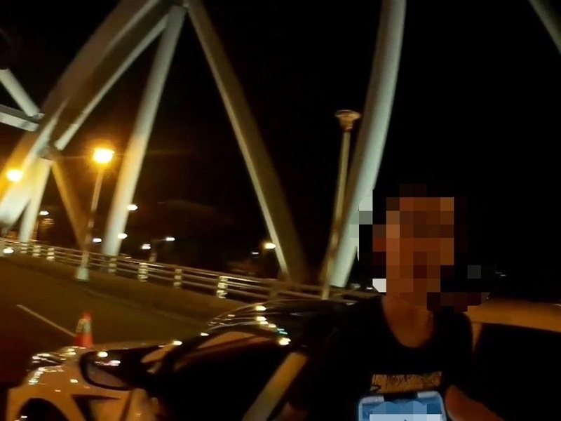 台中市謝姓男子無照駕駛被攔查，警方查出他5年已有8次違規被查獲，還懸掛假車牌。記者陳宏睿／翻攝