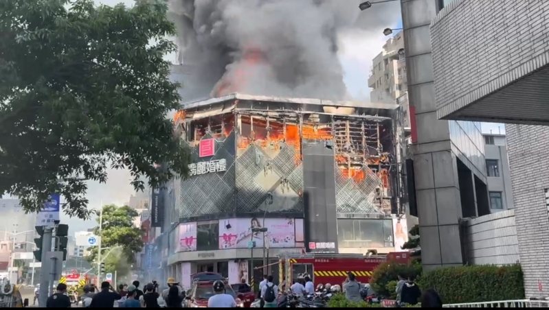 高雄翡麗婚紗公司門市今天下午起火。圖/讀者提供 高雄翡麗婚紗公司門市今天下午起火。圖/讀者提供
