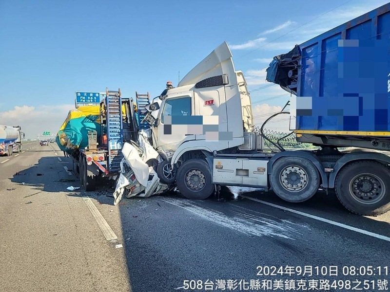 國道3號北上194.4公里彰化和美路段，今天上午7時57分許，發生轎車被兩大車夾擊車禍，轎車車身扭曲變形，受困林姓駕駛被救出，送醫急救仍告不治。圖／警方提供