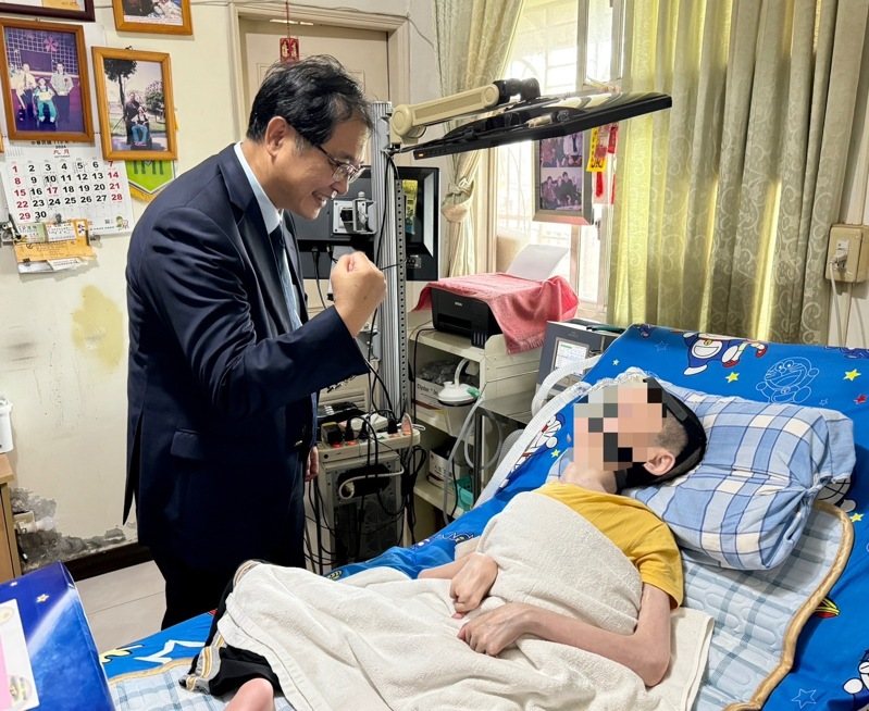 法務部長鄭銘謙今天探視吳東諺。圖/法務部提供 法務部長鄭銘謙今天探視吳東諺。圖/法務部提供
