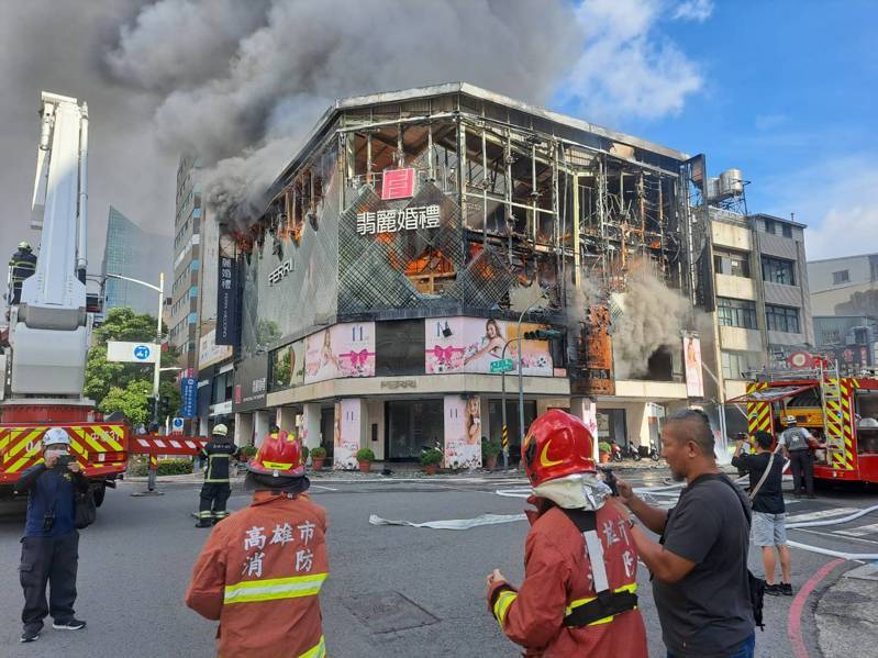 高雄市費翡麗婚紗門市今天下午發生火警,烈火濃煙竄升,消防隊搶滅火勢。記者林保光/翻攝 高雄市費翡麗婚紗門市今天下午發生火警,烈火濃煙竄升,消防隊搶滅火勢。記者林保光/翻攝