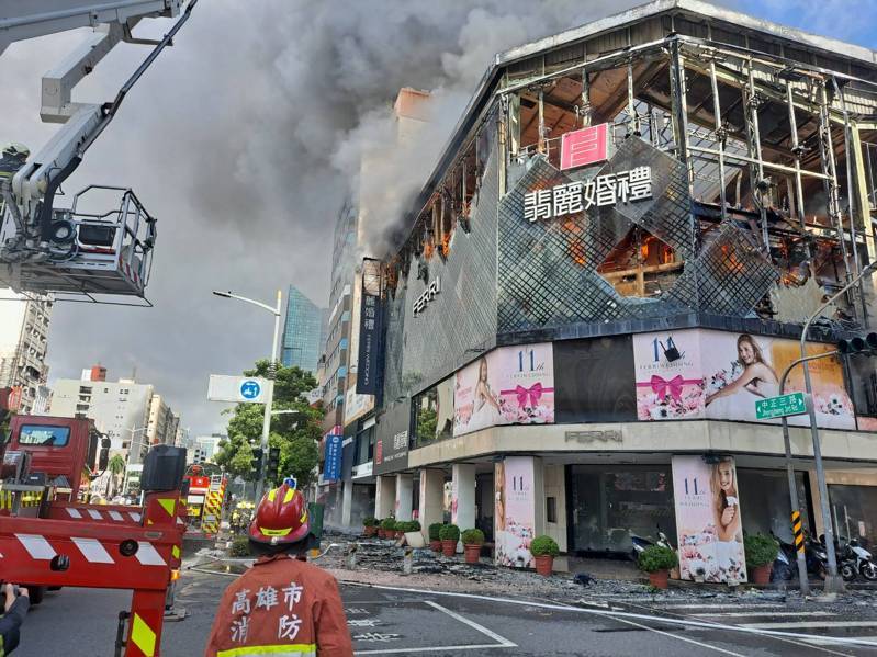 高雄市費翡麗婚紗門市今天下午發生火警,烈火濃煙竄升,消防隊搶滅火勢。記者林保光/翻攝 高雄市費翡麗婚紗門市今天下午發生火警,烈火濃煙竄升,消防隊搶滅火勢。記者林保光/翻攝