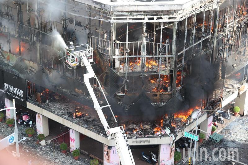 高雄市中正路上一間婚紗店今天下午發生大火,整棟建築全部燒毀。記者劉學聖/攝影 高雄市中正路上一間婚紗店今天下午發生大火,整棟建築全部燒毀。記者劉學聖/攝影
