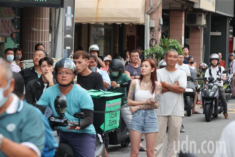 高雄市中正路上一間婚紗店今天下午發生大火,整棟建築全部燒毀,民眾在外圍觀看。記者劉學聖/攝影 高雄市中正路上一間婚紗店今天下午發生大火,整棟建築全部燒毀,民眾在外圍觀看。記者劉學聖/攝影