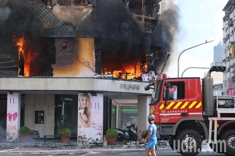 高雄市中正路上一間婚紗店今天下午發生大火,整棟建築全部燒毀。記者劉學聖/攝影 高雄市中正路上一間婚紗店今天下午發生大火,整棟建築全部燒毀。記者劉學聖/攝影
