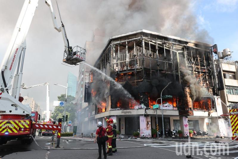 高雄市中正路上一間婚紗店今天下午發生大火,整棟建築全部燒毀。記者劉學聖/攝影 高雄市中正路上一間婚紗店今天下午發生大火,整棟建築全部燒毀。記者劉學聖/攝影