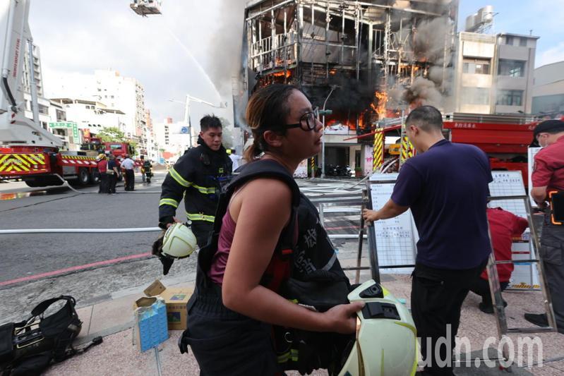 高雄市中正路上一間婚紗店今天下午發生大火,整棟建築全部燒毀,消防隊員搶救完全身濕透。記者劉學聖/攝影 高雄市中正路上一間婚紗店今天下午發生大火,整棟建築全部燒毀,消防隊員搶救完全身濕透。記者劉學聖/攝影