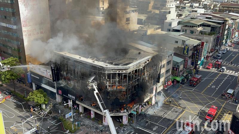 高雄市中正路上一間婚紗店今天下午發生大火,整棟建築全部燒毀。記者劉學聖/攝影 高雄市中正路上一間婚紗店今天下午發生大火,整棟建築全部燒毀。記者劉學聖/攝影