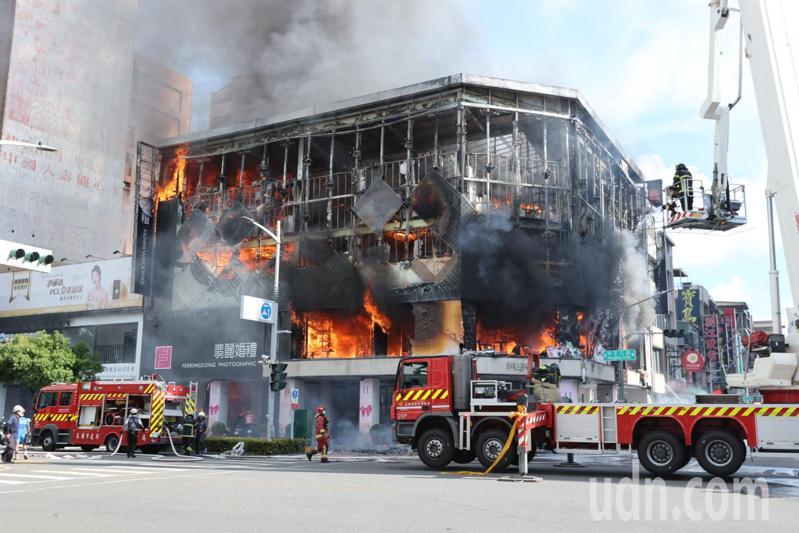 高雄市中正路上一間婚紗店今天下午發生大火,整棟建築全部燒毀。記者劉學聖/攝影 高雄市中正路上一間婚紗店今天下午發生大火,整棟建築全部燒毀。記者劉學聖/攝影