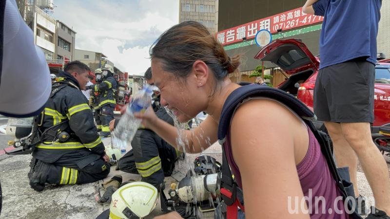 高雄市中正路上一間婚紗店今天下午發生大火,整棟建築全部燒毀。記者劉學聖/攝影 高雄市中正路上一間婚紗店今天下午發生大火,整棟建築全部燒毀。記者劉學聖/攝影
