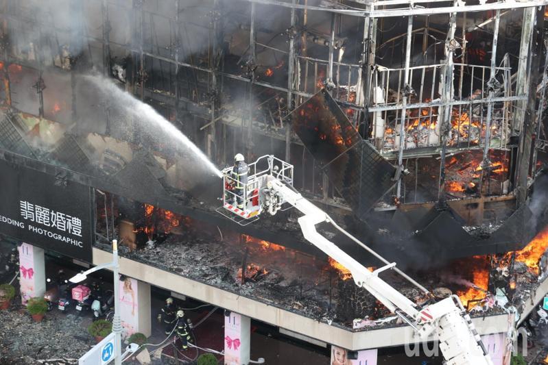 高雄市中正路上一間婚紗店今天下午發生大火,整棟建築全部燒毀。記者劉學聖/攝影 高雄市中正路上一間婚紗店今天下午發生大火,整棟建築全部燒毀。記者劉學聖/攝影