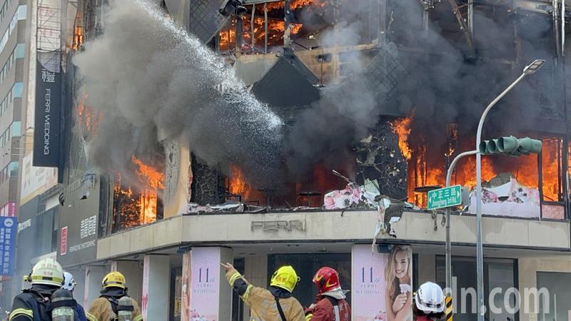 高雄市中正路上一間婚紗店今天下午發生大火,整棟建築全部燒毀。記者劉學聖/攝影 高雄市中正路上一間婚紗店今天下午發生大火,整棟建築全部燒毀。記者劉學聖/攝影