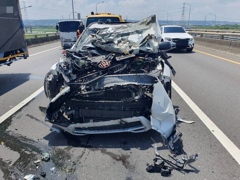 台中市張姓男子在今早開車行經台74線北上1.6公里時,撞上緩撞車,車頭近乎全毀,幸命大僅輕傷。記者陳宏睿/翻攝 台中市張姓男子在今早開車行經台74線北上1.6公里時,撞上緩撞車,車頭近乎全毀,幸命大僅輕傷。記者陳宏睿/翻攝
