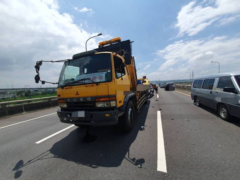 台中市張姓男子在今早開車行經台74線北上1.6公里時,撞上緩撞車,車頭近乎全毀,幸命大僅輕傷。記者陳宏睿/翻攝 台中市張姓男子在今早開車行經台74線北上1.6公里時,撞上緩撞車,車頭近乎全毀,幸命大僅輕傷。記者陳宏睿/翻攝