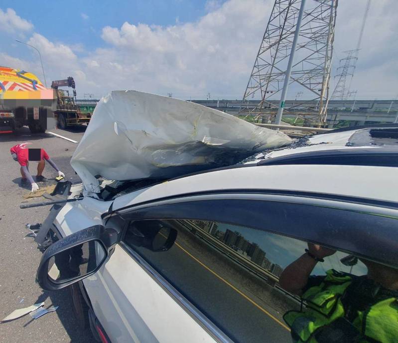 台中市張姓男子在今早開車行經台74線北上1.6公里時,撞上緩撞車,車頭近乎全毀,幸命大僅輕傷。記者陳宏睿/翻攝 台中市張姓男子在今早開車行經台74線北上1.6公里時,撞上緩撞車,車頭近乎全毀,幸命大僅輕傷。記者陳宏睿/翻攝