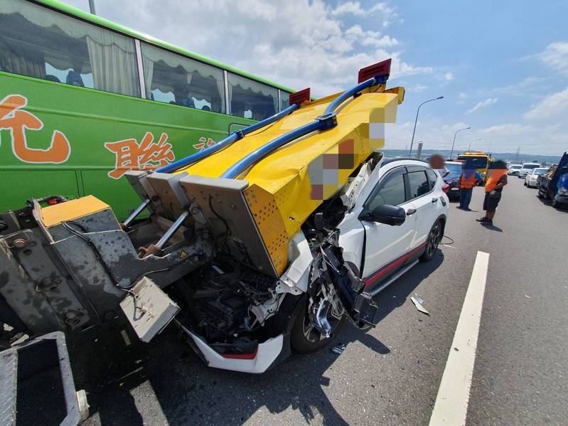 台中市張姓男子在今早開車行經台74線北上1.6公里時,撞上緩撞車,車頭近乎全毀,幸命大僅輕傷。記者陳宏睿/翻攝 台中市張姓男子在今早開車行經台74線北上1.6公里時,撞上緩撞車,車頭近乎全毀,幸命大僅輕傷。記者陳宏睿/翻攝