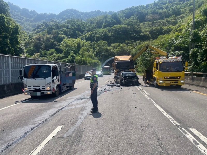 官姓男子今上午駕駛曳引車行駛台北市信義快速道路,駛出文山隧道時追撞前方1輛自小客車,該車往前推撞,共4輛車被曳引車波及。記者李奕昕/翻攝 官姓男子今上午駕駛曳引車行駛台北市信義快速道路,駛出文山隧道時追撞前方1輛自小客車,該車往前推撞,共4輛車被曳引車波及。記者李奕昕/翻攝