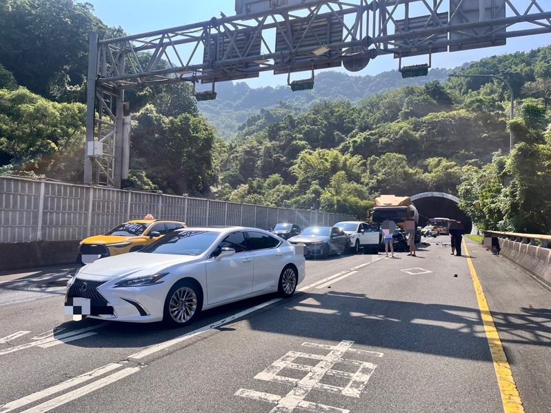 官姓男子今上午駕駛曳引車行駛台北市信義快速道路,駛出文山隧道時追撞前方1輛自小客車,該車往前推撞,共4輛車被曳引車波及。記者李奕昕/翻攝 官姓男子今上午駕駛曳引車行駛台北市信義快速道路,駛出文山隧道時追撞前方1輛自小客車,該車往前推撞,共4輛車被曳引車波及。記者李奕昕/翻攝