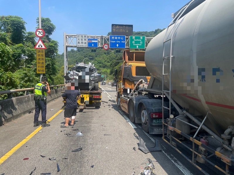 官姓男子今上午駕駛曳引車行駛台北市信義快速道路,駛出文山隧道時追撞前方1輛自小客車,該車往前推撞,共4輛車被曳引車波及。記者李奕昕/翻攝 官姓男子今上午駕駛曳引車行駛台北市信義快速道路,駛出文山隧道時追撞前方1輛自小客車,該車往前推撞,共4輛車被曳引車波及。記者李奕昕/翻攝