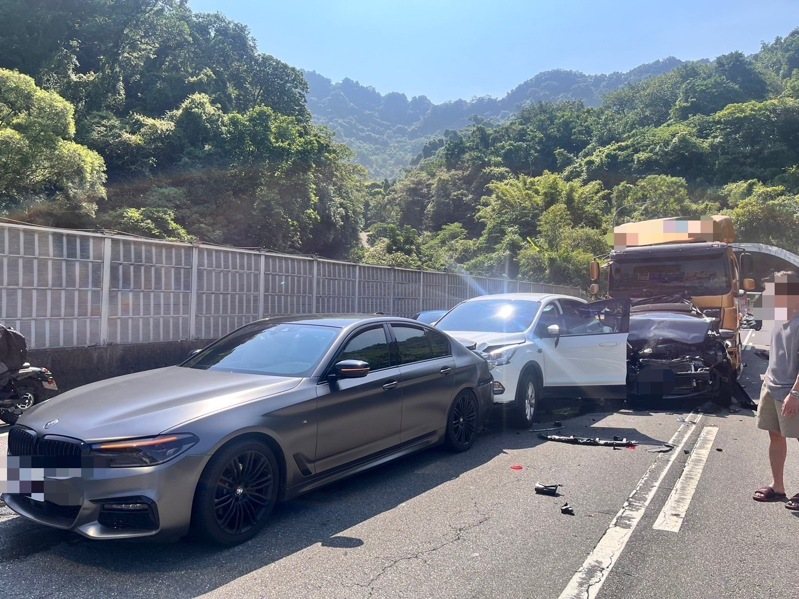 官姓男子今上午駕駛曳引車行駛台北市信義快速道路,駛出文山隧道時追撞前方1輛自小客車,該車往前推撞,共4輛車被曳引車波及。記者李奕昕/翻攝 官姓男子今上午駕駛曳引車行駛台北市信義快速道路,駛出文山隧道時追撞前方1輛自小客車,該車往前推撞,共4輛車被曳引車波及。記者李奕昕/翻攝
