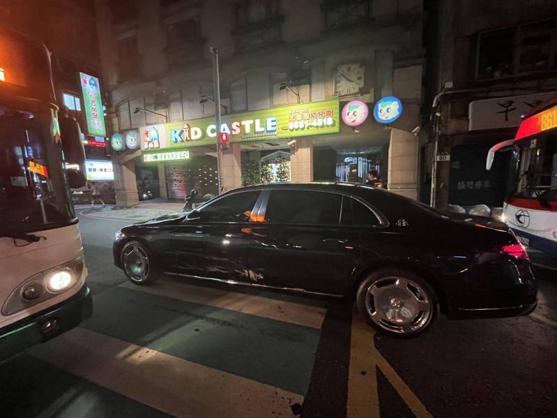 1輛千萬豪車賓士邁巴赫，昨晚在淡水正德國中門前被擦撞，車身鈑金毀損留下擦痕，修理費用恐怕很驚人。懂車的目擊者不禁脫口而出：「喔！這個吃力了。」記者林昭彰／翻攝