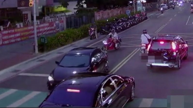 21歲年輕小伙駕駛國產轎車（左），昨晚在淡水正德國中門前擦撞千萬豪車賓士邁巴赫，修理費用恐怕很驚人，懂車的目擊者不禁脫口而出：「喔！這個吃力了。」記者林昭彰／翻攝