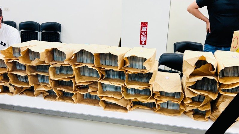調查局為落實行政院「新世代打擊詐欺策略行動綱領1.5版」,配合台灣高等檢察署指示延伸執行「全國電信網路詐欺犯罪同步專案」,查扣不法所得總額折合新台幣達41億7727萬4849元。圖/法務部調查局提供 調查局為落實行政院「新世代打擊詐欺策略行動綱領1.5版」,配合台灣高等檢察署指示延伸執行「全國電信網路詐欺犯罪同步專案」,查扣不法所得總額折合新台幣達41億7727萬4849元。圖/法務部調查局提供