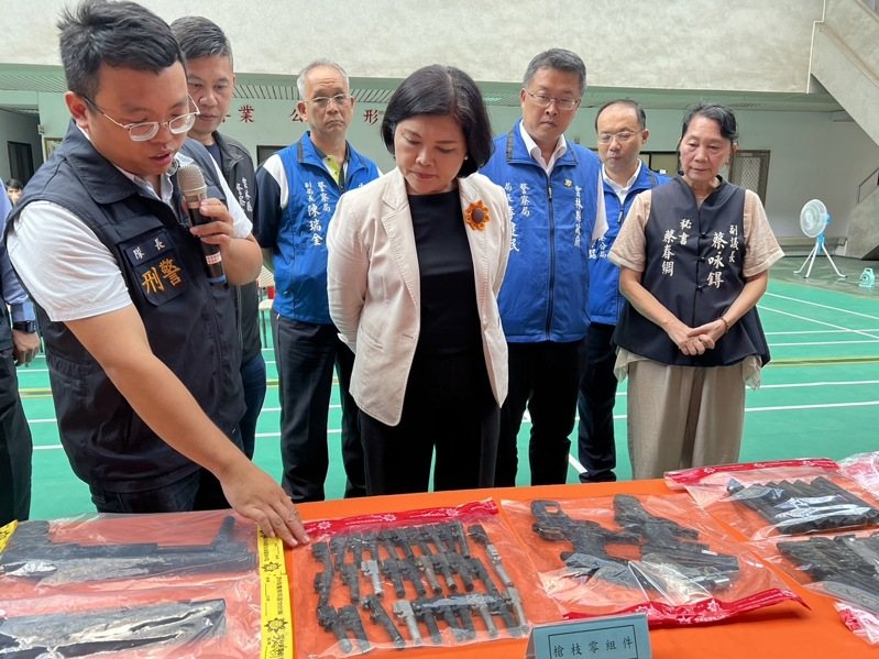 雲林縣警局今年7月至9月6日，接連破獲詐團、非法槍械、黑幫等案，縣長張麗善（左二）今頒發破案慰勉金。記者陳雅玲／攝影