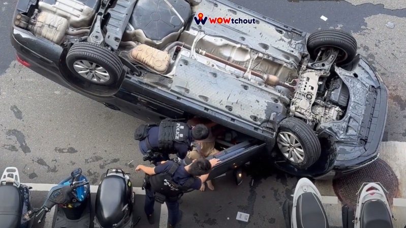 三重區昨天下午有1名78歲老婦,開車自撞中興橋頭護欄前緣導致翻覆,旁邊大樓住戶拍攝警員協助老婦脫困的影片,上傳網路。圖/翻攝WoWtchout - 地圖型行車影像分享平台 三重區昨天下午有1名78歲老婦,開車自撞中興橋頭護欄前緣導致翻覆,旁邊大樓住戶拍攝警員協助老婦脫困的影片,上傳網路。圖/翻攝WoWtchout - 地圖型行車影像分享平台