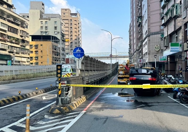 三重區昨天下午有1名78歲老婦,開車自撞中興橋頭護欄前緣導致翻覆,幸好僅受輕傷。記者林昭彰/翻攝 三重區昨天下午有1名78歲老婦,開車自撞中興橋頭護欄前緣導致翻覆,幸好僅受輕傷。記者林昭彰/翻攝