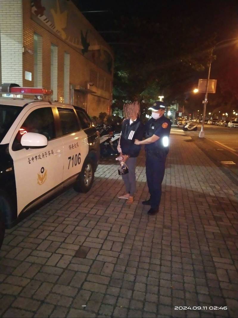 台中市洪姓男子昨晚開車行經北區時,因車牌燈不亮遭警攔查,查獲市價8萬多元的毒品咖啡包。記者陳宏睿/翻攝 台中市洪姓男子昨晚開車行經北區時,因車牌燈不亮遭警攔查,查獲市價8萬多元的毒品咖啡包。記者陳宏睿/翻攝