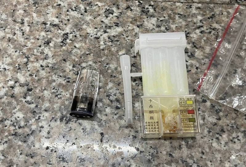 張男在網路社群販賣毒品煙彈,穿著女裝面交,當場被警查獲送辦。記者曾伯愷/翻攝 張男在網路社群販賣毒品煙彈,穿著女裝面交,當場被警查獲送辦。記者曾伯愷/翻攝
