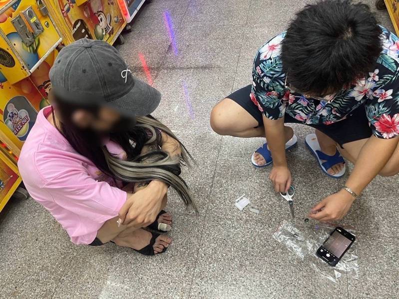 張男在網路社群販賣毒品煙彈,穿著女裝面交,當場被警查獲送辦。記者曾伯愷/翻攝 張男在網路社群販賣毒品煙彈,穿著女裝面交,當場被警查獲送辦。記者曾伯愷/翻攝