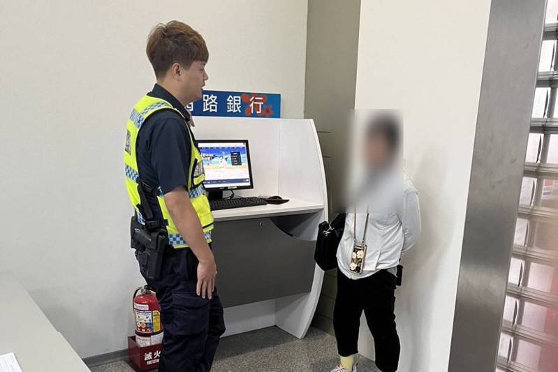 員警苦勸黃姓婦人，並動用親情，才避免她被騙300萬元。圖／警方提供