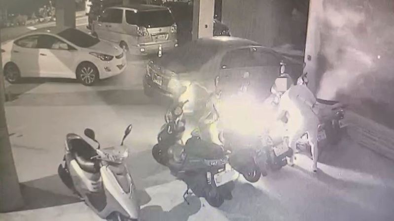 苗栗縣郭姓男子因不滿前員工張女在臉書張貼訊息,去年10月間前往張女住處縱火,燒毀多輛機車。記者陳宏睿/翻攝 苗栗縣郭姓男子因不滿前員工張女在臉書張貼訊息,去年10月間前往張女住處縱火,燒毀多輛機車。記者陳宏睿/翻攝