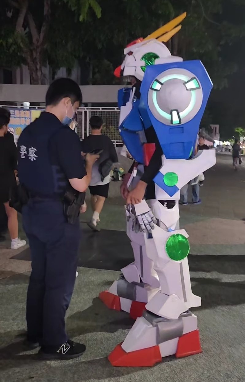 陳姓男子打扮動畫「鋼彈00」模樣，因遭騷擾起爭執，引來員警處理。圖／擷取自Threads