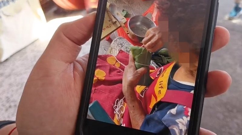 稍早老婦的親友公開一段老婦昨日下午包粽子的畫面,直言「都是跟平常一樣」,未料老婦吃了粽子後送醫不治,親友到家中守靈也吃下粽子,陸續引發不適。記者尤聰光/攝影 稍早老婦的親友公開一段老婦昨日下午包粽子的畫面,直言「都是跟平常一樣」,未料老婦吃了粽子後送醫不治,親友到家中守靈也吃下粽子,陸續引發不適。記者尤聰光/攝影