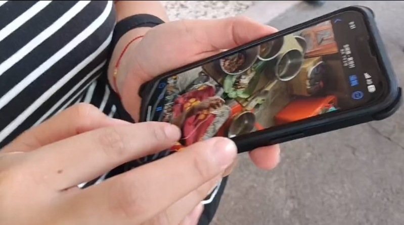 稍早老婦的親友公開一段老婦昨日下午包粽子的畫面,直言「都是跟平常一樣」,未料老婦吃了粽子後送醫不治,親友到家中守靈也吃下粽子,陸續引發不適。記者尤聰光/攝影 稍早老婦的親友公開一段老婦昨日下午包粽子的畫面,直言「都是跟平常一樣」,未料老婦吃了粽子後送醫不治,親友到家中守靈也吃下粽子,陸續引發不適。記者尤聰光/攝影