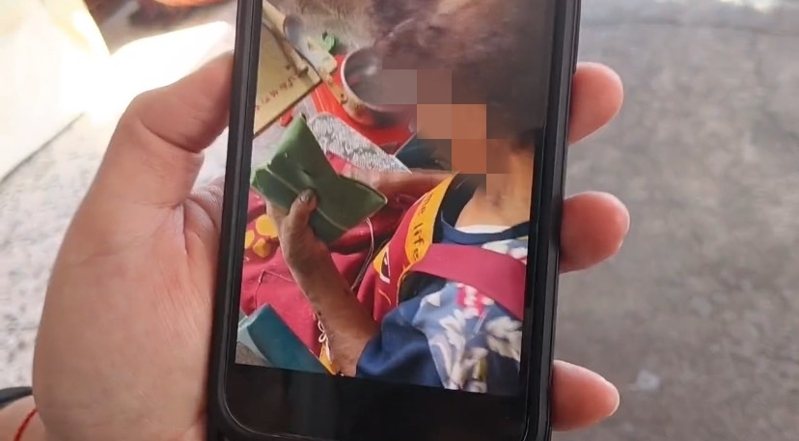稍早老婦的親友公開一段老婦昨日下午包粽子的畫面,直言「都是跟平常一樣」,未料老婦吃了粽子後送醫不治,親友到家中守靈也吃下粽子,陸續引發不適。記者尤聰光/攝影 稍早老婦的親友公開一段老婦昨日下午包粽子的畫面,直言「都是跟平常一樣」,未料老婦吃了粽子後送醫不治,親友到家中守靈也吃下粽子,陸續引發不適。記者尤聰光/攝影