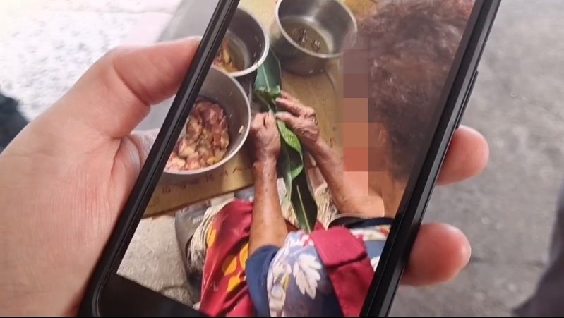稍早老婦的親友公開一段老婦昨日下午包粽子的畫面,直言「都是跟平常一樣」,未料老婦吃了粽子後送醫不治,親友到家中守靈也吃下粽子,陸續引發不適。記者尤聰光/攝影 稍早老婦的親友公開一段老婦昨日下午包粽子的畫面,直言「都是跟平常一樣」,未料老婦吃了粽子後送醫不治,親友到家中守靈也吃下粽子,陸續引發不適。記者尤聰光/攝影