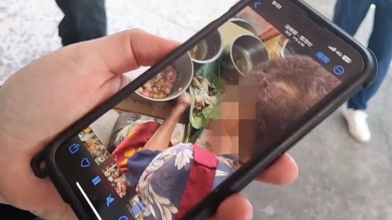 稍早老婦的親友公開一段老婦昨日下午包粽子的畫面,直言「都是跟平常一樣」,未料老婦吃了粽子後送醫不治,親友到家中守靈也吃下粽子,陸續引發不適。記者尤聰光/攝影 稍早老婦的親友公開一段老婦昨日下午包粽子的畫面,直言「都是跟平常一樣」,未料老婦吃了粽子後送醫不治,親友到家中守靈也吃下粽子,陸續引發不適。記者尤聰光/攝影