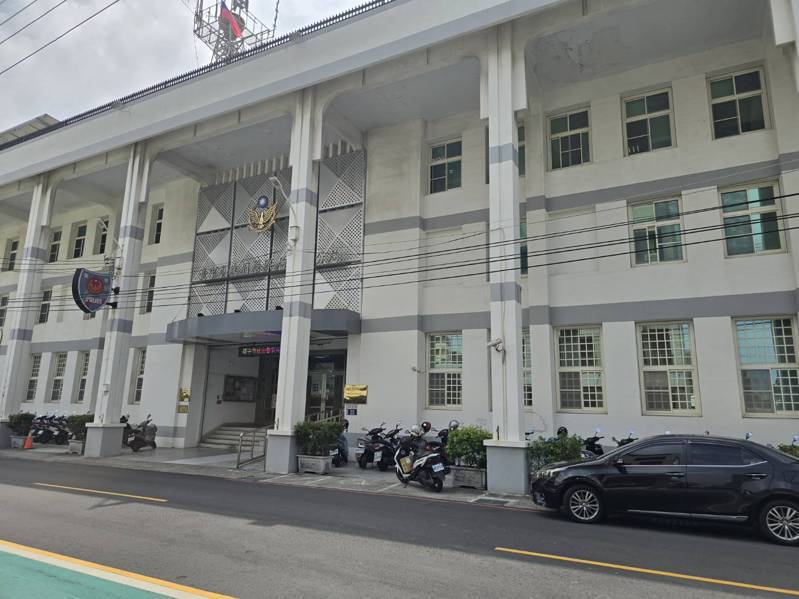 台中市清水警分局偵查隊一名小隊長酒後不慎撞倒路邊機車，被帶到大甲分局派出所保護管束。記者游振昇／攝影