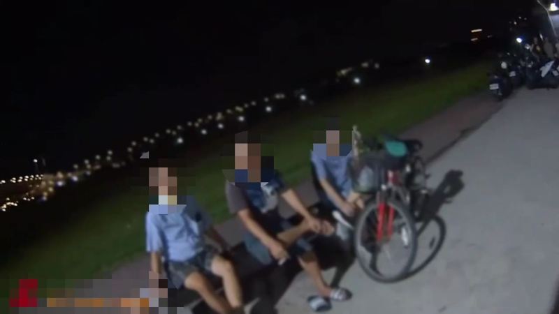 海山警方到場詢問目擊街友們事發過程。記者黃子騰/翻攝 海山警方到場詢問目擊街友們事發過程。記者黃子騰/翻攝