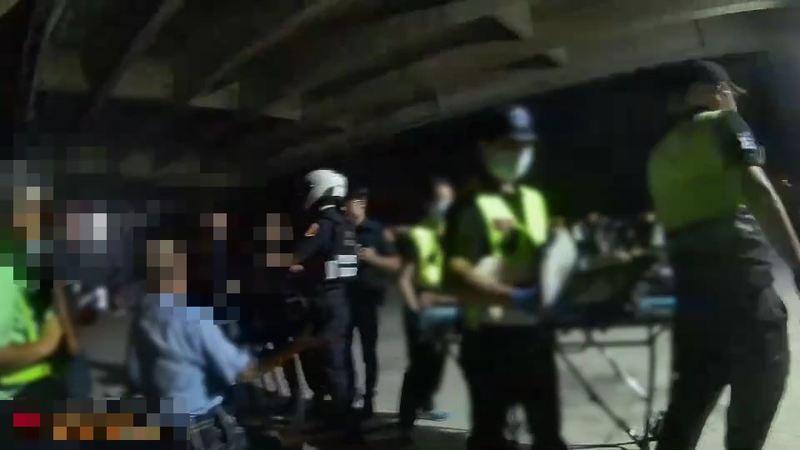 救護人員將被打傷的張男送醫。記者黃子騰/翻攝 救護人員將被打傷的張男送醫。記者黃子騰/翻攝