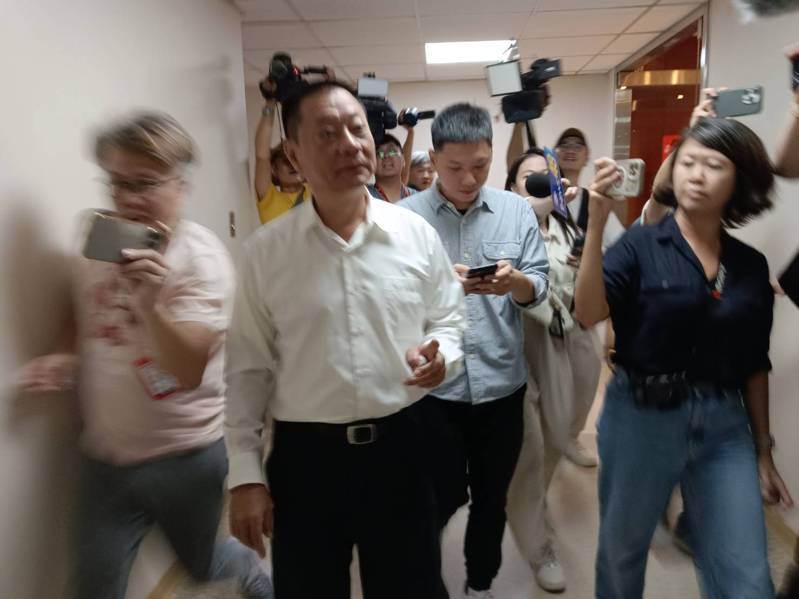 黎巴嫩真主黨成員使用的呼叫器集體爆炸,傳出製造商是新北市汐止的「金阿波羅」公司,董事長許清光(左二)表示,待警方調查告一段落,公司再統一對外說明。記者邱瑞杰/攝影 黎巴嫩真主黨成員使用的呼叫器集體爆炸,傳出製造商是新北市汐止的「金阿波羅」公司,董事長許清光(左二)表示,待警方調查告一段落,公司再統一對外說明。記者邱瑞杰/攝影