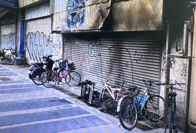 高雄火車站旁某住商大樓1樓沙發遭縱火。記者林保光/翻攝 高雄火車站旁某住商大樓1樓沙發遭縱火。記者林保光/翻攝