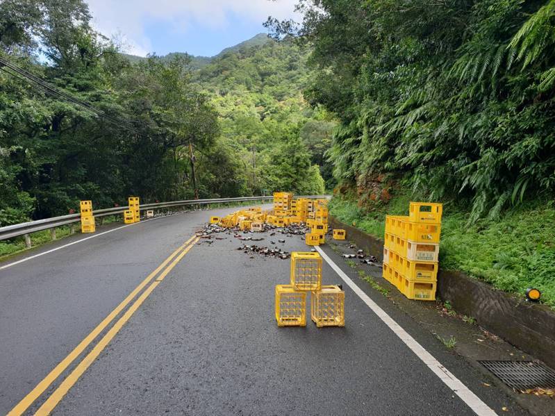 曹姓男子今早駕駛大貨車載運整車空酒瓶行經坪林區北宜公路往宜蘭方向,疑過彎不慎釀禍,滿地酒瓶碎片。記者王長鼎/翻攝 曹姓男子今早駕駛大貨車載運整車空酒瓶行經坪林區北宜公路往宜蘭方向,疑過彎不慎釀禍,滿地酒瓶碎片。記者王長鼎/翻攝